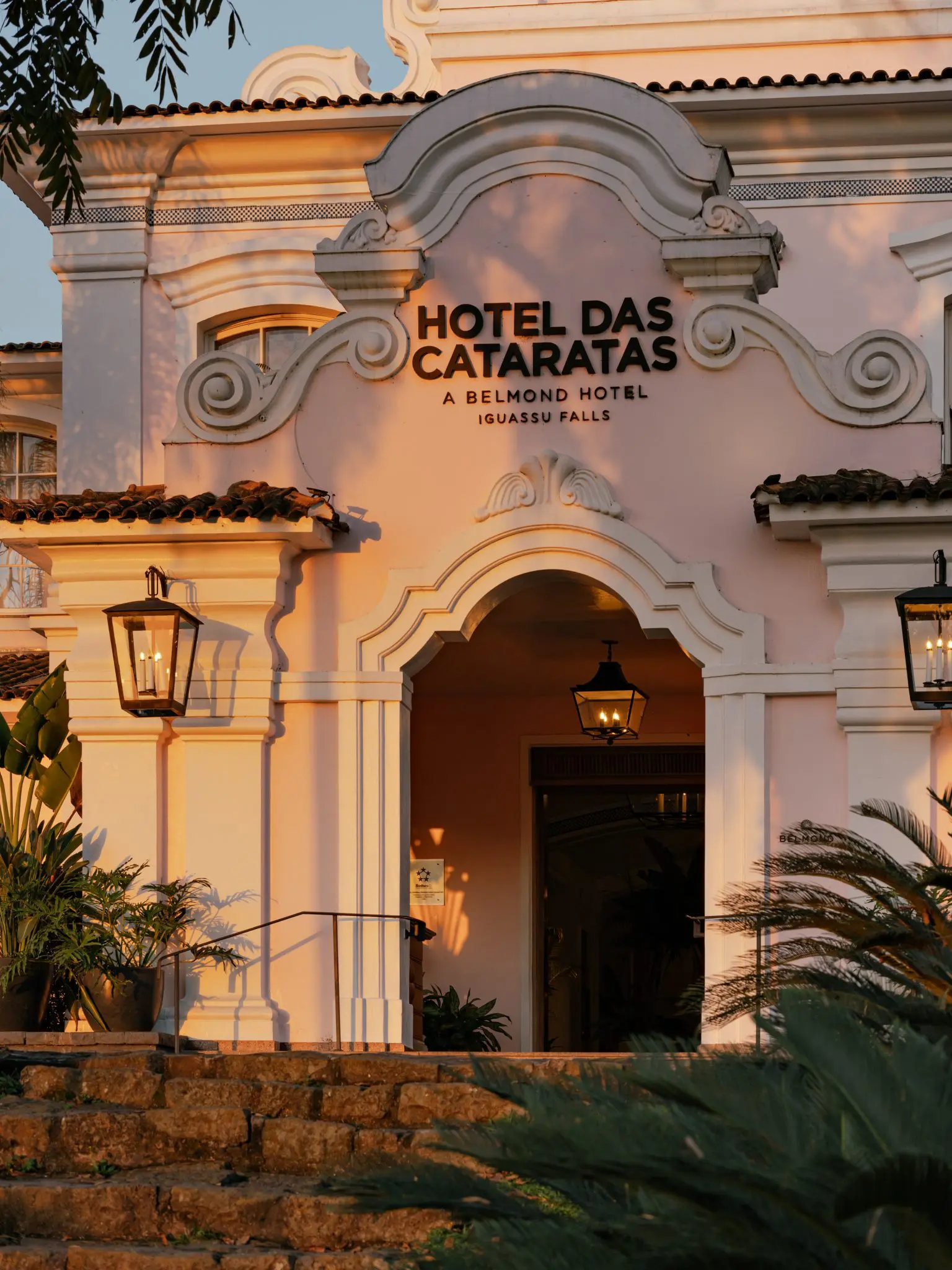 Entrada do Hotel das Cataratas une charme histórico e elegância em meio à natureza de Foz do Iguaçu - Crédito: divulgação 