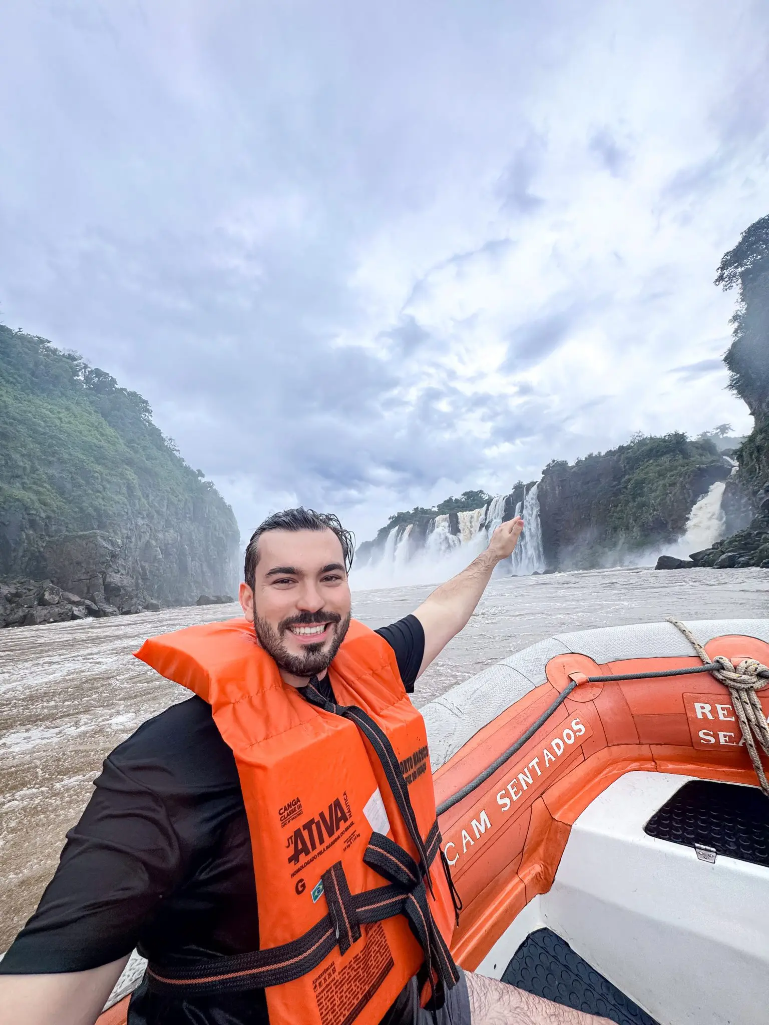 Alan Victor no Macuco Safari, vivendo de perto a força e a emoção das Cataratas do Iguaçu. - Crédito: divulgação
