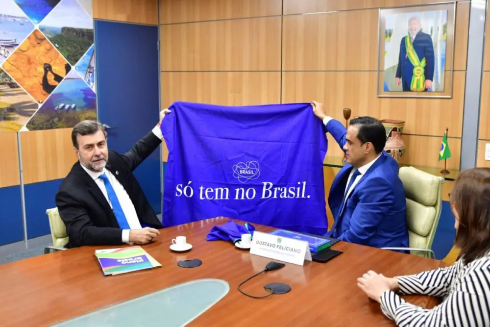 Marcelo Freixo, presidente da Embratur, e Gustavo Feliciano, ministro do Turismo, durante reunião para alinhar estratégias de promoção internacional do Brasil em 2026 - Crédito: Rui Rodrigues / Embratur