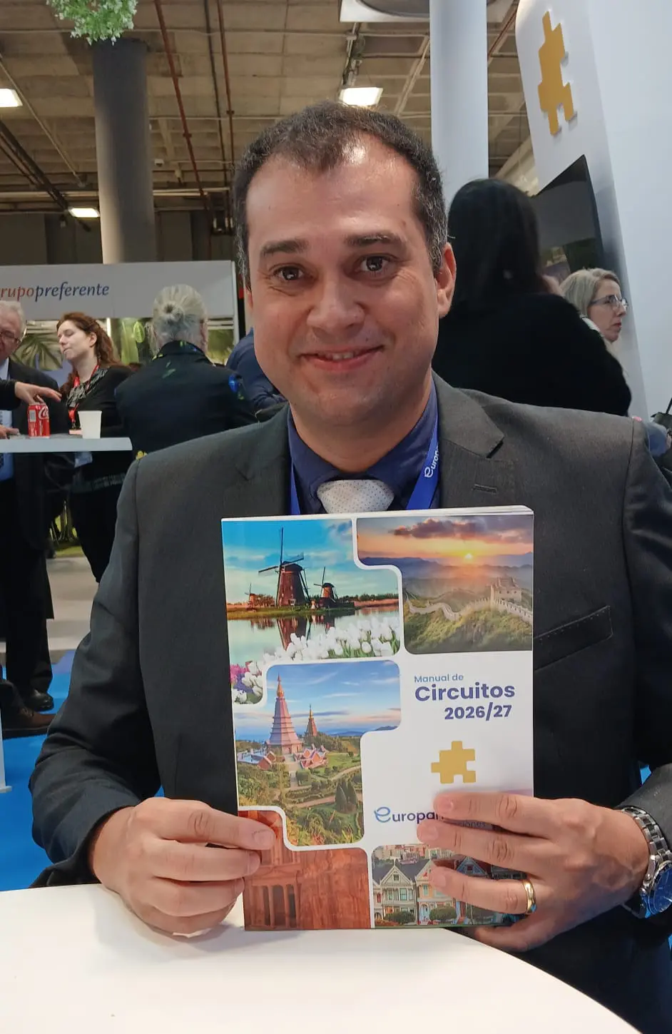 Clayton Araujo, diretor comercial da Europamundo no Brasil, durante a FITUR 2026, em Madri (Espanha). Crédito: Paulo Atzingen / Diário do Turismo