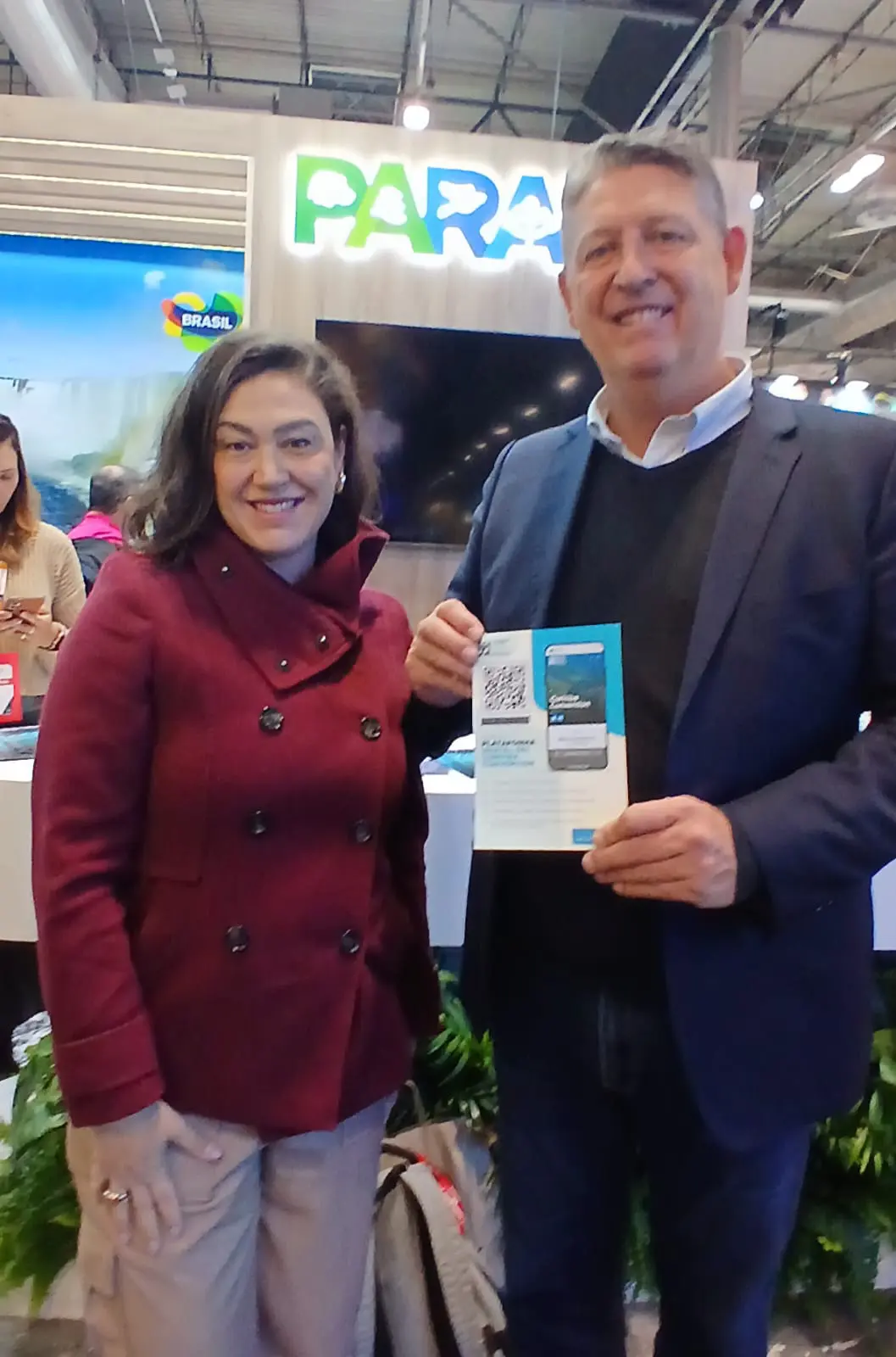 WhatsApp Image 2026-01-22 at 13.45.56 Wikitravel Cristiane Santos e Aroldo Schultz durante a FITUR 2026, em Madri, onde anunciaram a parceria entre o Curitiba Convention & Visitors Bureau e a WikiTravel. Crédito: Paulo Atzingen / Diário do Turismo