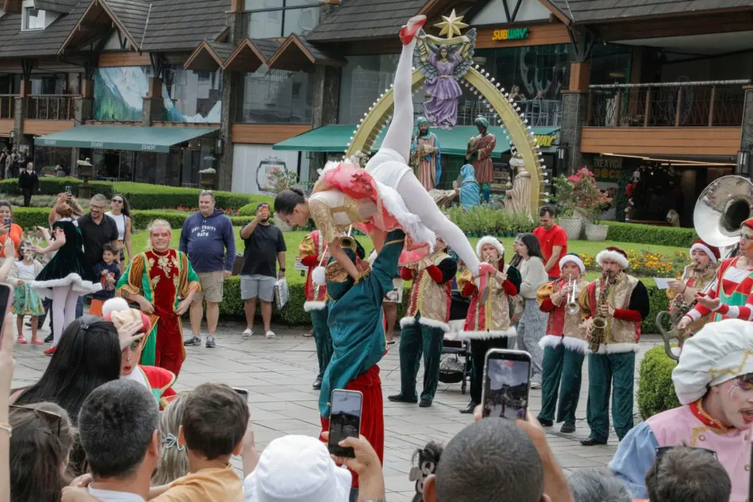 Embaixadores da Magia levam música, dança e interação ao público em apresentações gratuitas no 40º Natal Luz de Gramado. - Cleiton Thiele/Serra Press