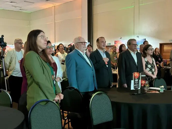 Cerimônia solene de entrega do prêmio Top Destinos aos três municípios Top Finalistas em cada uma das 16 categorias da premiação (veja Web Press Kit), contou com a presença de Ana Clemente, Coordenadora de Turismo da SETUR SP; Mônica Samia, Secretária Executiva e Roberto de Lucena, respectivamente, Secretário de Turismo e Viagens do Estado de São Paulo; Latif Abrão Jr., sócio proprietário do Hotel Terras Altas Resort & Convention Center e vice-presidente da Associação Brasileira da Indústria de Hotéis do Estado de São Paulo - ABIH-SP. Todos reunidos na mesa com Aristides Cury, presidente da Skål Internacional São Paulo (de paletó azul claro na foto acima). O evento deu entrada a mais de 260 participantes, incluindo prefeitos, secretários e diretores municipais de turismo e comunicação social, imprensa, influenciadores digitais totalizando convidados - Crédito: Agência Amigo – Comunicação Integrada