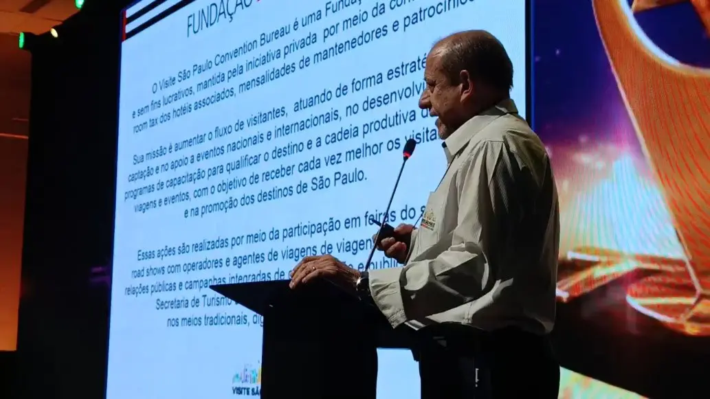 Toni Sando, presidente executivo do Visite São Paulo Convention Bureau, durante palestra no Fórum Expo Top Destinos SP 2026. - Crédito: Agência Amigo