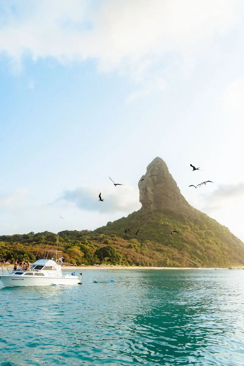 Paisagem de Fernando de Noronha, cenário do Noronha Weekend 2026. Crédito: Divulgação
