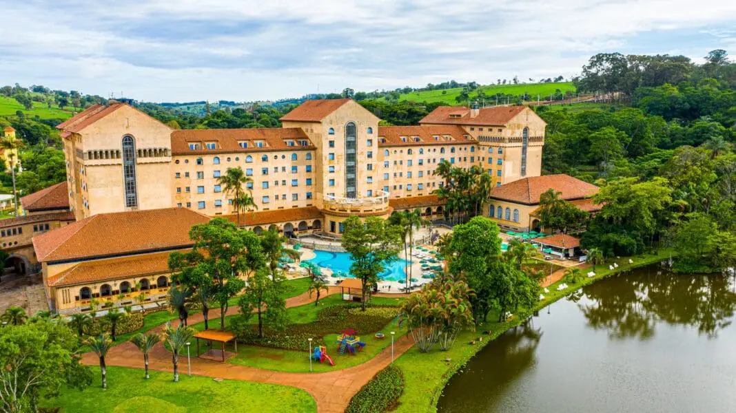 Grande Hotel Termas de Araxá ocupa uma área histórica cercada por jardins e vegetação no Complexo do Barreiro, em Minas Gerais — Foto: Divulgação