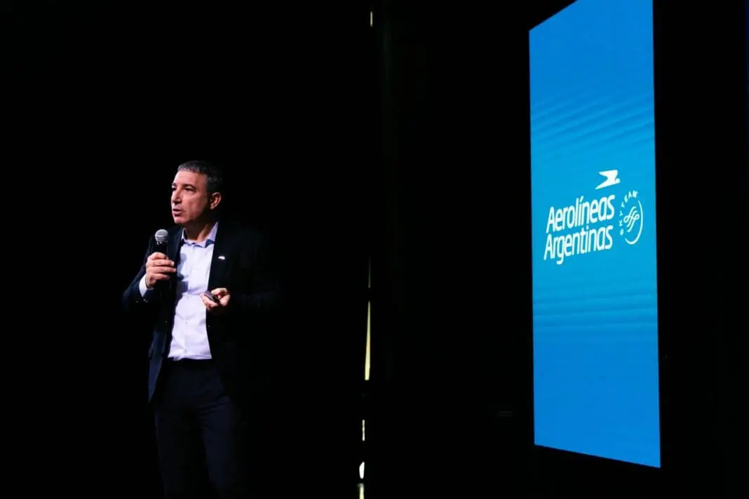 Fabián Lombardo, presidente e CEO da Aerolíneas Argentinas, apresenta a programação da companhia para o verão de 2027 – Crédito: Divulgação