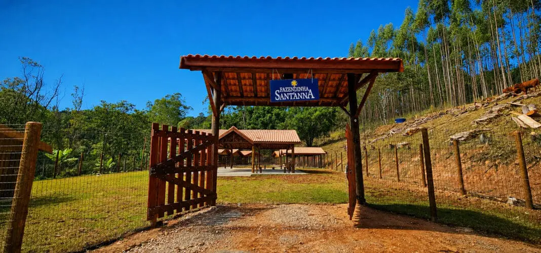 Entrada da Fazendinha Sant’Anna, novo espaço voltado às famílias e ao contato das crianças com a vida no campo — Foto: Divulgação