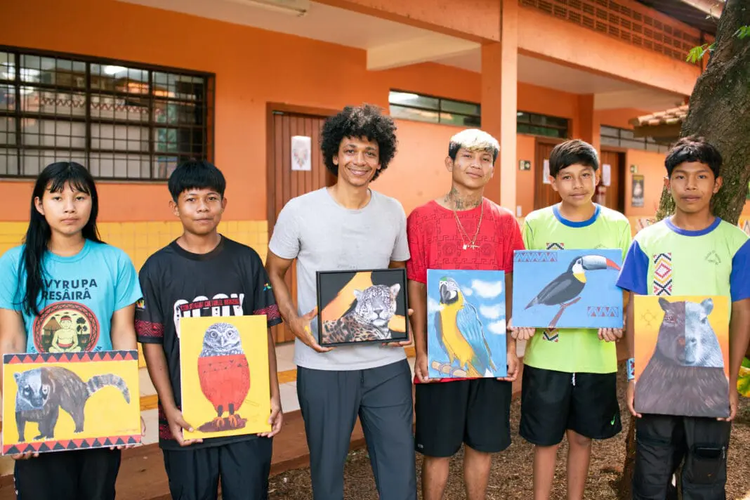 Crianças, jovens e integrantes do projeto exibem obras produzidas nas oficinas de arte, memória e identidade cultural. Crédito: Divulgação