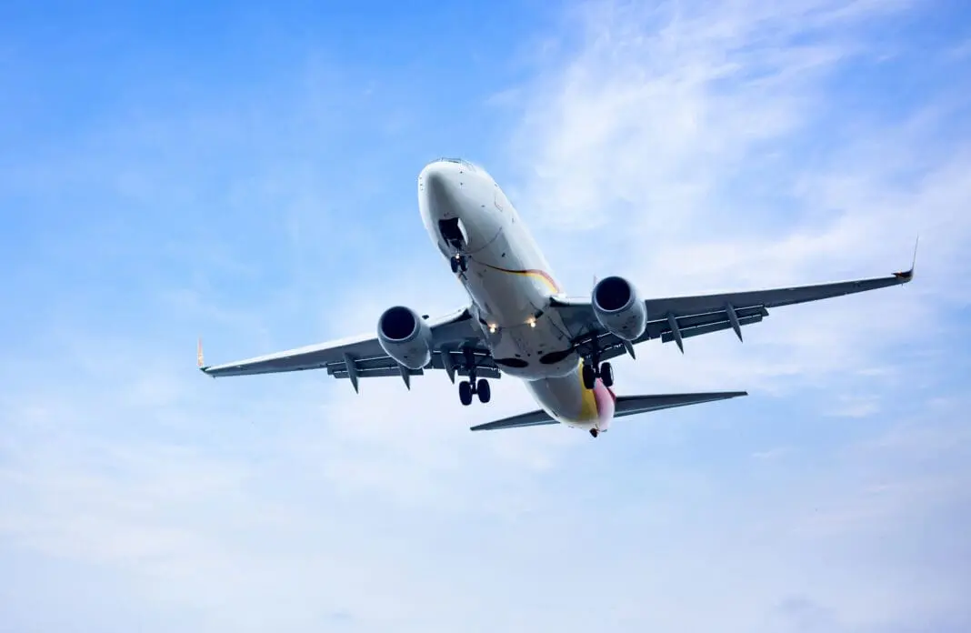 Recorde de passageiros expõe novo desafio para a aviação brasileira - Crédito: Freepik / Magnific