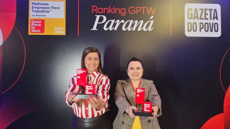 Representantes do Marco das Três Fronteiras e do AquaFoz recebem troféus durante a cerimônia do Ranking GPTW Paraná 2026, em Curitiba. Crédito: Divulgação