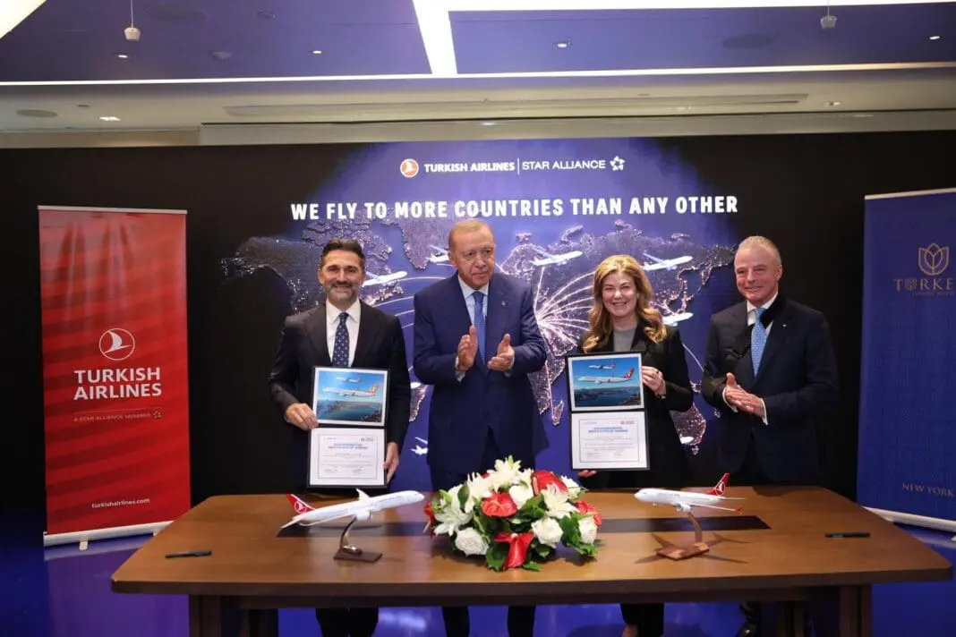 Representantes da Turkish Airlines e da Boeing durante cerimônia que marcou a conclusão do acordo para a aquisição de aeronaves 737 MAX. Crédito: Divulgação