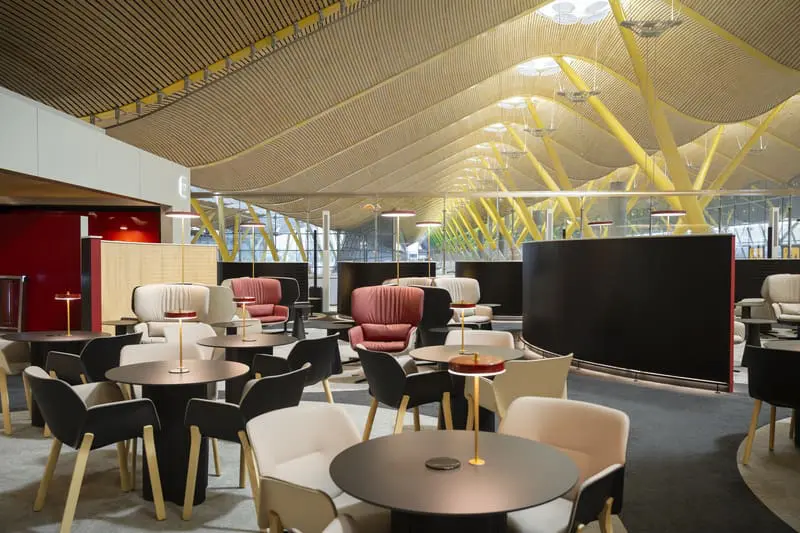 Com 800 m², novo lounge da Iberia em Madri recebe até 128 passageiros - Crédito: divulgação