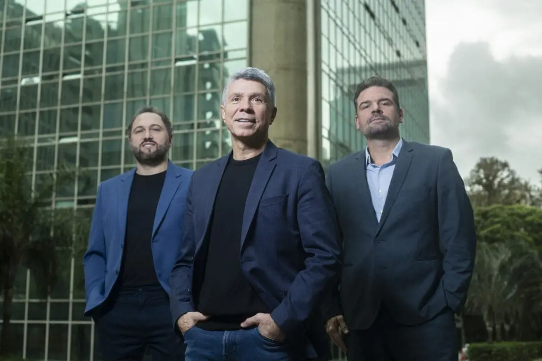 Beto Caputo, CEO, diretor-presidente e cofundador da Atrio, entre Gabriel Fumagalli, diretor de Marketing, e Paulo Mélega, vice-presidente da companhia (Foto: Rogério Vieira)