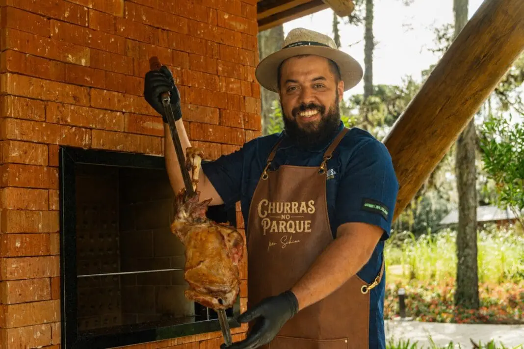 Chef Fernando Schimanoski, o assador Schima, comanda a experiência gastronômica do Churras no Parque, no Parque do Caracol, em Canela (Crédito: Divulgação) Chef Fernando Schimanoski, o assador Schima, comanda a experiência gastronômica do Churras no Parque, no Parque do Caracol, em Canela (Crédito: Divulgação)