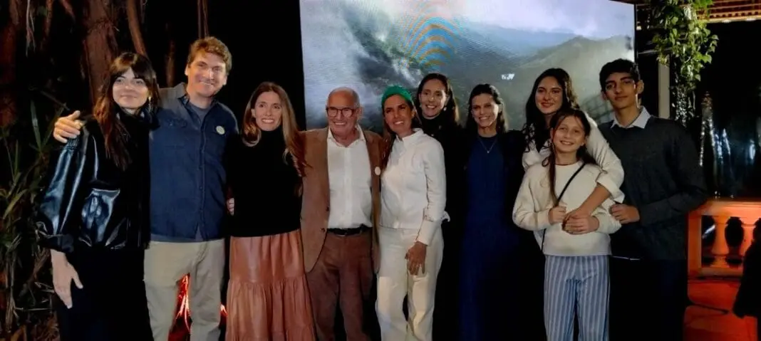 Família e grupo reunido firmando parceria - (Crédito: Denis Rugeri)