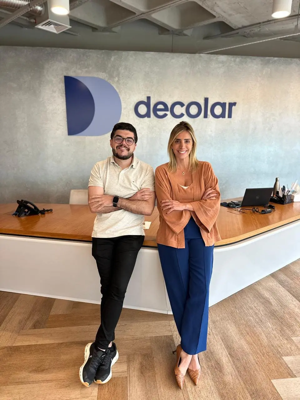 Paulo Biondo, novo especialista sênior de Global Partners da Decolar, ao lado de Paula Rorato, responsável pela contratação global fora da América Latina. (Crédito: Divulgação)