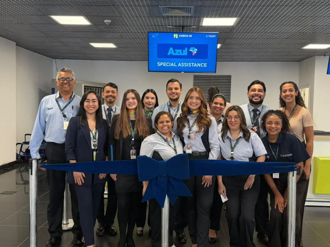 Equipe da Azul celebra o início da nova rota direta entre Cuiabá e o Aeroporto de Congonhas (Crédito: Divulgação/Azul)