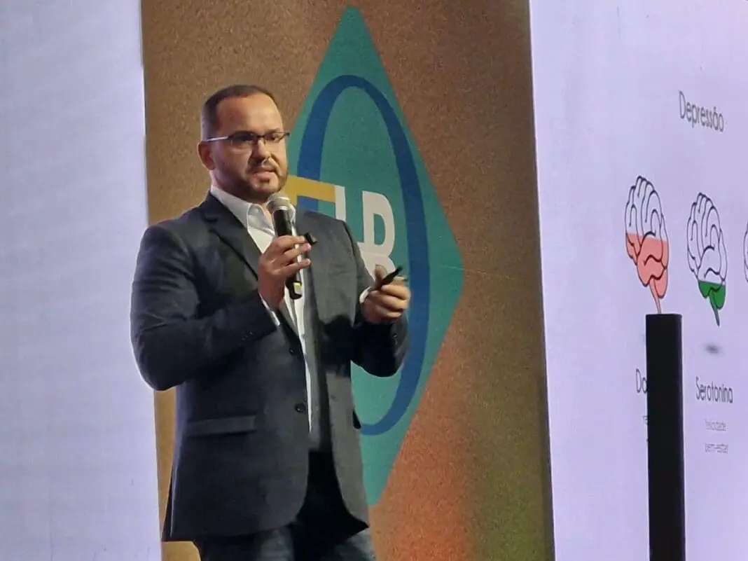 Lorí Crízel apresenta conceitos de neurociência e comportamento humano durante palestra no 8º Fórum Nacional da Hotelaria — Crédito: Bruno Almeida / DT
