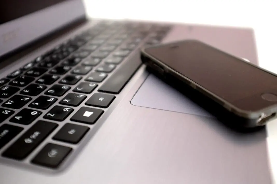 Cuidados com senhas, redes Wi-Fi públicas e autenticação em dois fatores ajudam a proteger dados pessoais durante as viagens. Crédito: Pixabay