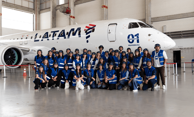 Cerca de 40 representantes de empresas clientes conheceram os bastidores da manutenção de aeronaves e a estrutura que sustenta voos da LATAM no Brasil. - Crédito: Divulgação LATAM. Cerca de 40 representantes de empresas clientes conheceram os bastidores da manutenção de aeronaves e a estrutura que sustenta voos da LATAM no Brasil. - Crédito: Divulgação LATAM.