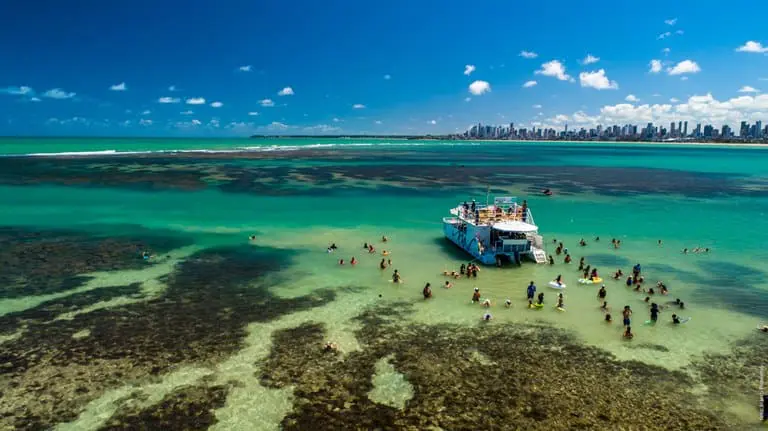 Piscinas naturais de João Pessoa estão entre os atrativos que ajudam a impulsionar a procura pela capital paraibana, que entrou no Top 5 dos destinos mais buscados para o último trimestre de 2026. - Crédito: Reprodução/Governo da Paraíba.