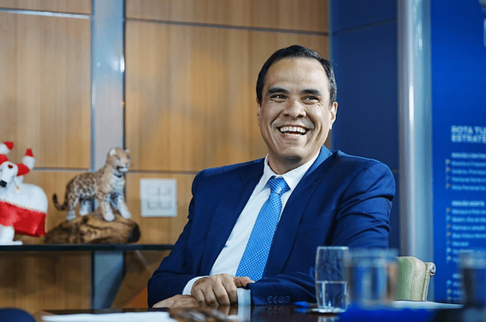 Gustavo Feliciano, ministro do Turismo, destaca o recorde histórico da aviação brasileira, que movimentou 99,5 milhões de passageiros entre janeiro e setembro de 2026. (Crédito: Roberto Castro/MTur)