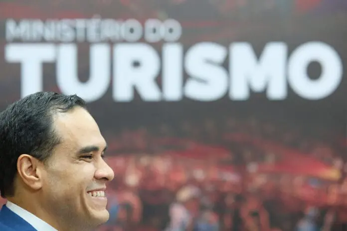 O ministro do Turismo, Gustavo Feliciano, destaca o crescimento da formalização do setor, que ultrapassou 200 mil registros no Cadastur em todo o Brasil. (Foto: Divulgação) O ministro do Turismo, Gustavo Feliciano, destaca o crescimento da formalização do setor, que ultrapassou 200 mil registros no Cadastur em todo o Brasil. (Foto: Divulgação)