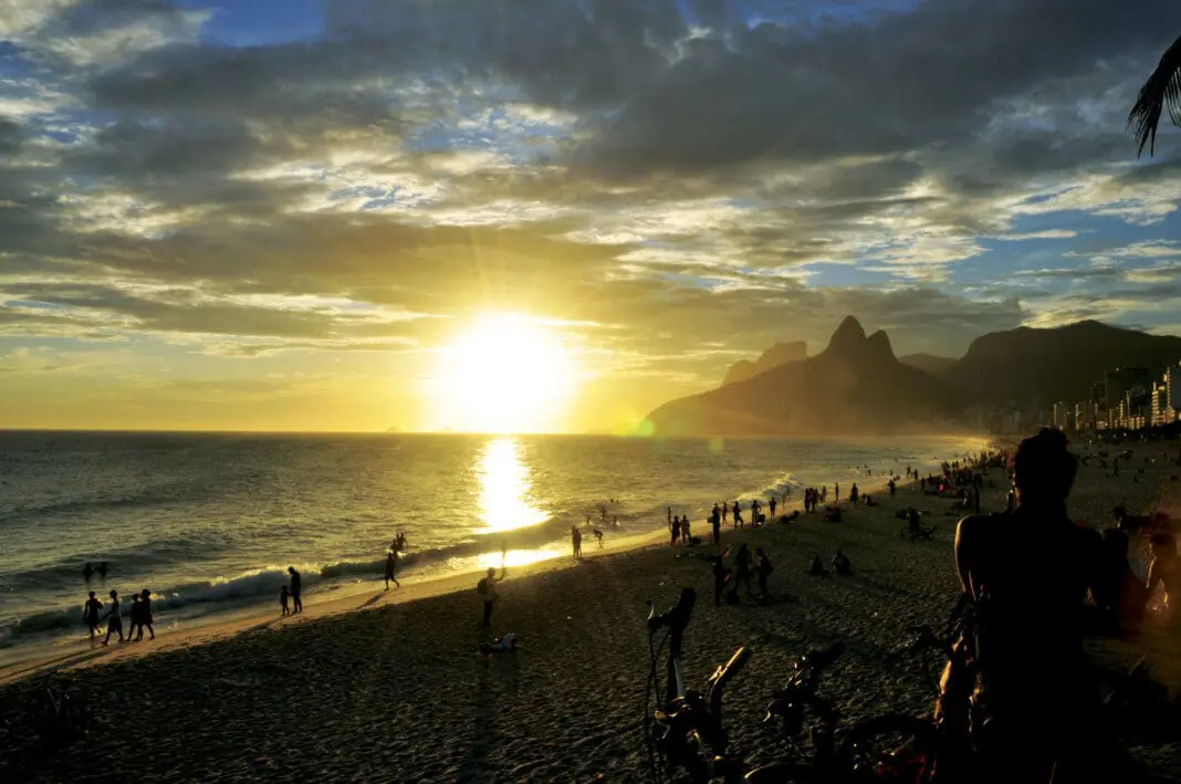 Pôr do sol na orla do Rio de Janeiro, um dos principais destinos turísticos do país e que deve registrar forte movimentação de visitantes durante a primavera. Crédito: Alexandre Macieira/Riotur