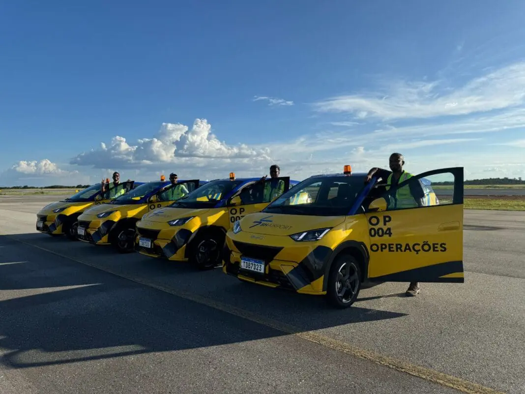 Frota de veículos elétricos do BH Airport contribui para a redução das emissões de carbono nas operações aeroportuárias e reforça os investimentos em mobilidade sustentável. (Crédito: Divulgação/BH Airport)