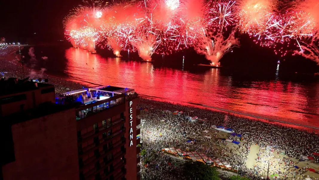 Vista aérea do Pestana Rio Atlântica durante a queima de fogos do Réveillon em Copacabana, um dos principais cartões-postais do Rio de Janeiro. (Crédito: Divulgação)