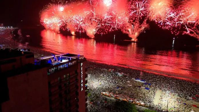 Vista aérea do Pestana Rio Atlântica durante a queima de fogos do Réveillon em Copacabana, um dos principais cartões-postais do Rio de Janeiro. (Crédito: Divulgação)