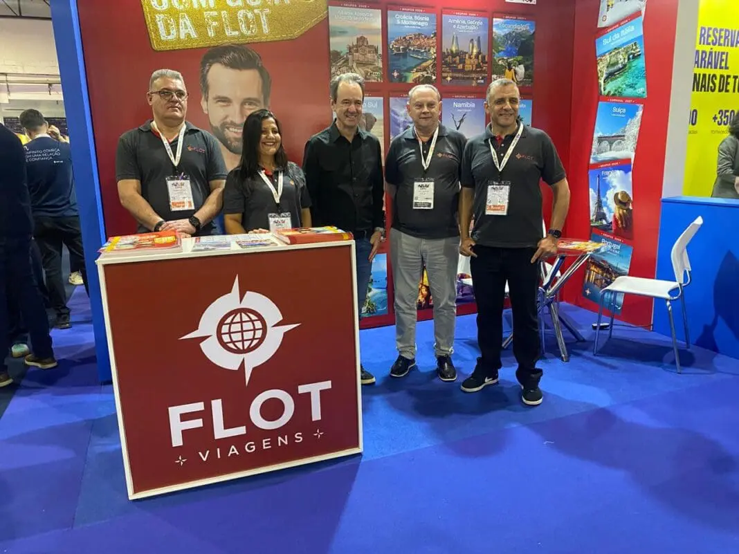 Eduardo Barbosa, proprietário da Flot Viagens, e Isaias Pereira, supervisor da operadora, ao lado da equipe durante a ABAV Expo 2026, em São Paulo (Crédito: Cecilia Fazzini / DT)