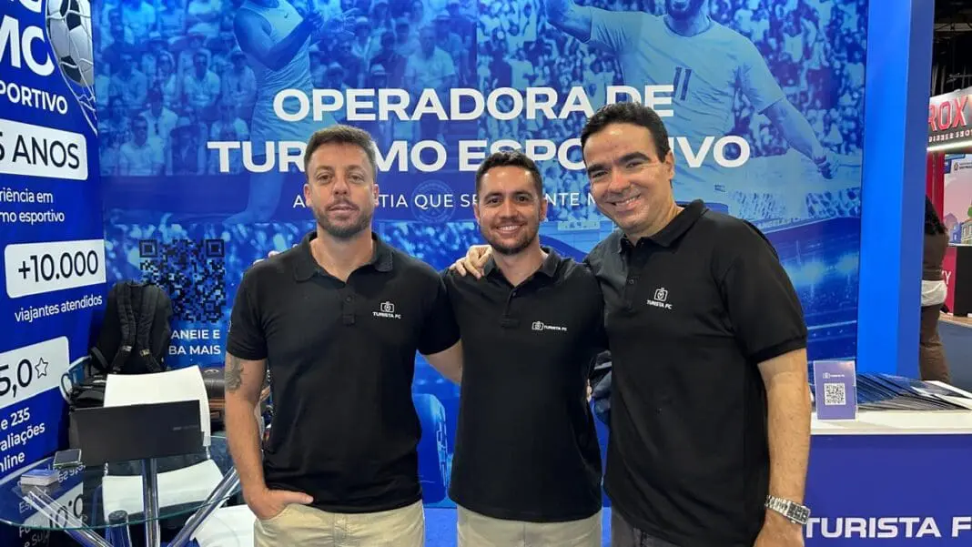 Turismo - Marcio Gelelete, Guilherme Farahte e João Paulo Fernandes, do Grupo JPM, durante apresentação do Turista FC Hub. (Crédito: Divulgação)