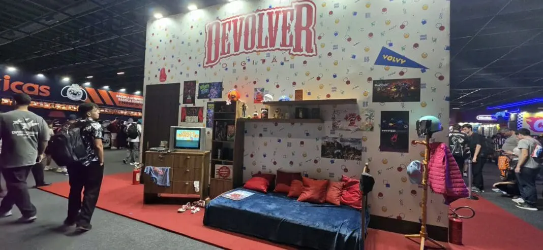 Espaço da Devolver Digital na BGS 2026 apostou em uma cenografia retrô, com referências ao universo dos videogames e à cultura gamer. (Crédito: Jhully Serafim)