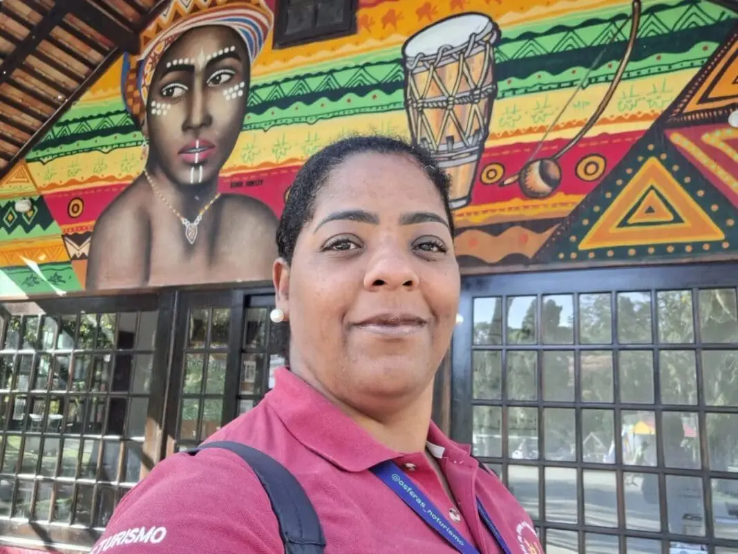 A guia de turismo Raquel Neves destaca a valorização da memória, da diversidade cultural e das raízes africanas nos roteiros históricos de Petrópolis (RJ). (Crédito: Arquivo Pessoal/Raquel Neves)