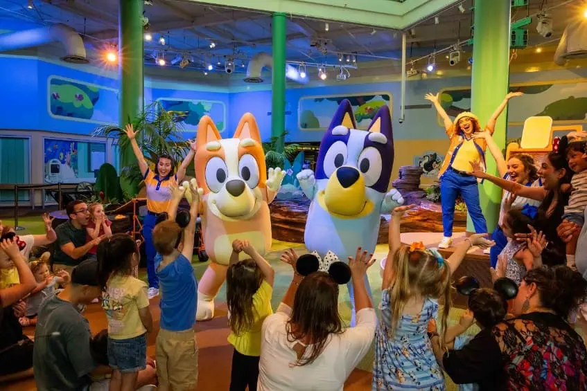 Bluey e Bingo interagem com crianças e famílias durante experiência temática na Conservation Station, no Disney’s Animal Kingdom, em Orlando (Crédito: Divulgação/Disney). Bluey e Bingo interagem com crianças e famílias durante experiência temática na Conservation Station, no Disney’s Animal Kingdom, em Orlando (Crédito: Divulgação/Disney).