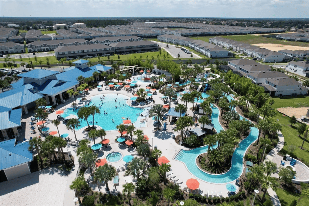 Vista aérea de condomínio de casas de temporada na Flórida Central, com piscinas, rio lento e estrutura de lazer para famílias e grupos. (Crédito: Divulgação/Tropical Escape Holidays) Florida - Vista aérea de condomínio de casas de temporada na Flórida Central, com piscinas, rio lento e estrutura de lazer para famílias e grupos. (Crédito: Divulgação/Tropical Escape Holidays)