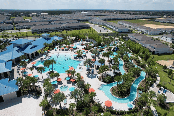 Vista aérea de condomínio de casas de temporada na Flórida Central, com piscinas, rio lento e estrutura de lazer para famílias e grupos. (Crédito: Divulgação/Tropical Escape Holidays) Florida - Vista aérea de condomínio de casas de temporada na Flórida Central, com piscinas, rio lento e estrutura de lazer para famílias e grupos. (Crédito: Divulgação/Tropical Escape Holidays)