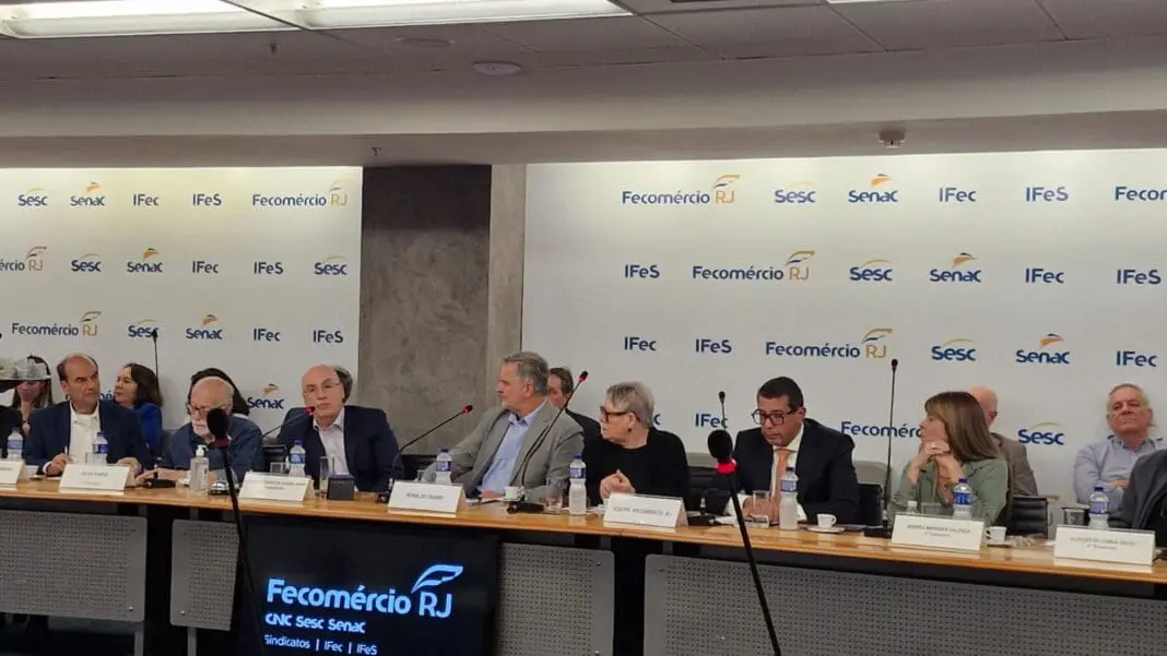 Diretoria da Fecomércio RJ reúne especialistas e representantes empresariais para discutir os impactos da escala 5x2 nos setores de comércio, serviços e turismo. (Crédito: Divulgação/Fecomércio RJ)