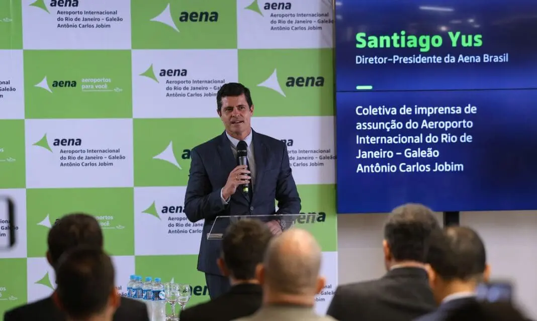 Santiago Yus, diretor-presidente da Aena Brasil, durante coletiva de imprensa sobre os planos de expansão e investimentos no Aeroporto Internacional do Galeão, no Rio de Janeiro. Crédito: Tomaz Silva/Agência Brasil. Santiago Yus, diretor-presidente da Aena Brasil, durante coletiva de imprensa sobre os planos de expansão e investimentos no Aeroporto Internacional do Galeão, no Rio de Janeiro. Crédito: Tomaz Silva/Agência Brasil.