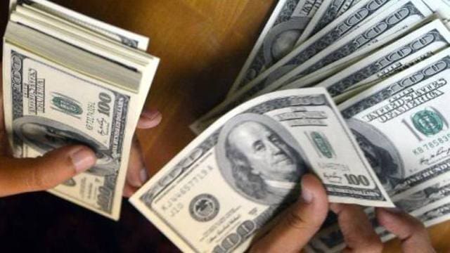 Alta do dólar reduz gastos de brasileiros no exterior