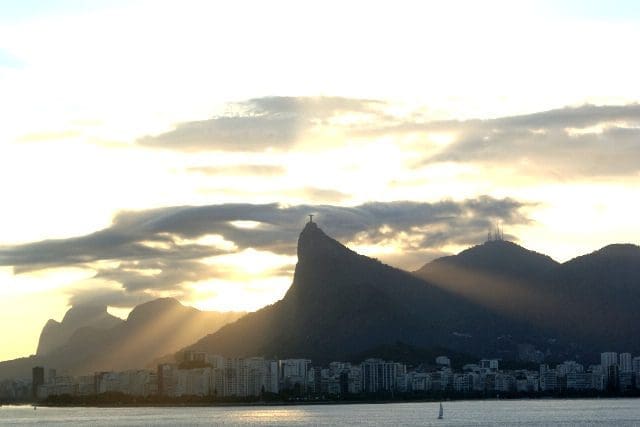 Vista do navio Splendour Of The Seas no cair da tarde do Rio de Janeiro