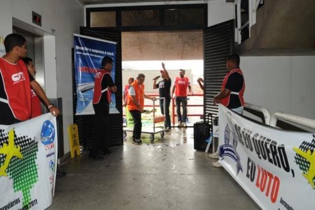 Aeroportos do paí­s registram atrasos e cancelamentos em dia de protesto