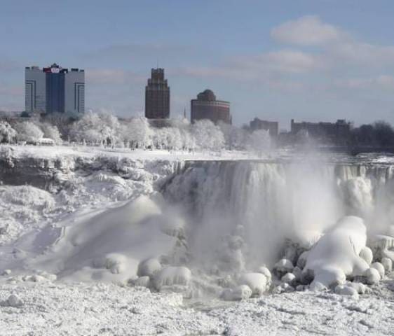 Congelamento nas Cataratas do Niagara atrai turistas