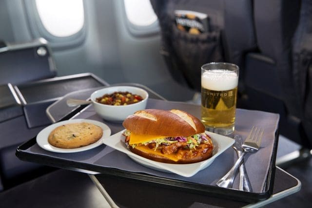 United terá novo menu para cabines premium em voos Express