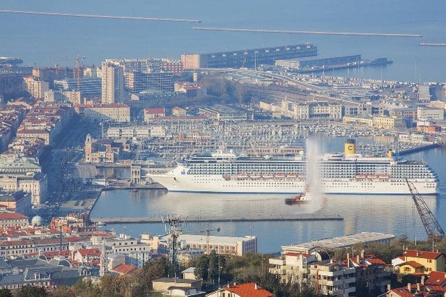 Navio Costa Mediterranea inicia temporada 2015 em Trieste, na Itália