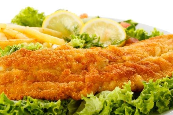 A comida mais famosa e a base da refeição do país é o peixe frito com batata frita