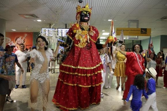 Chegada da boneca Kamélia marca iní­cio do Carnaval em Manaus