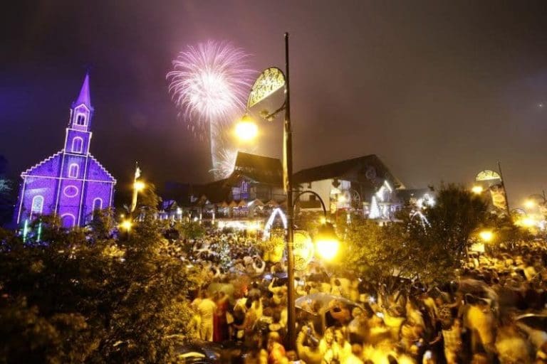 Natal Luz tem espetacular shows de fogos e reúne cerca de 10 mil pessoas emÂ Gramado